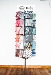 彩色印刷紙巾展示盒展架規格：52.5*52.5*178.5cm