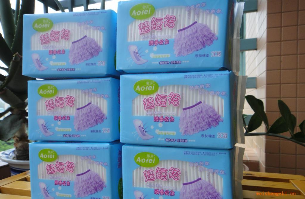 批發供應女生超短裙30片花型草本透氣護墊廠家批發團購