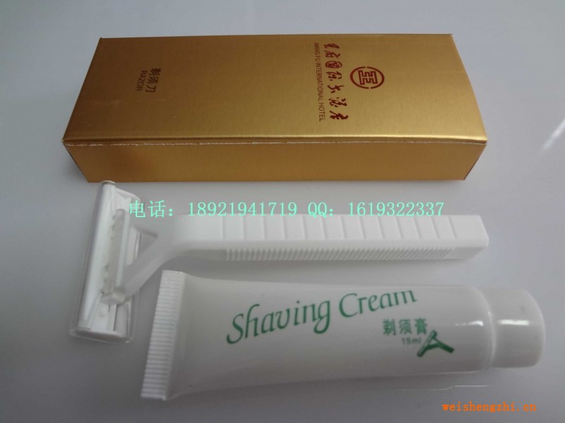 白色剃須刀，10g剃須膏
