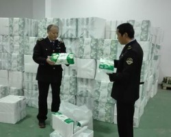廣東省鳳凰山市場監(jiān)管所查扣大批涉嫌假冒“清風(fēng)”衛(wèi)生紙