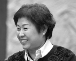 一張紙漲幾分錢，昔日女首富歸來