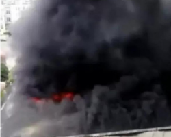 福建一紙箱廠突發(fā)火災(zāi)，火勢(shì)兇猛！