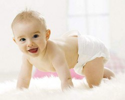 紙尿褲和傳統尿布哪個對寶寶身體好，隔代育兒各執一詞！