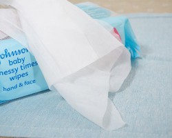 正確使用濕巾哦，不要讓嬰兒幼嫩皮膚受傷！