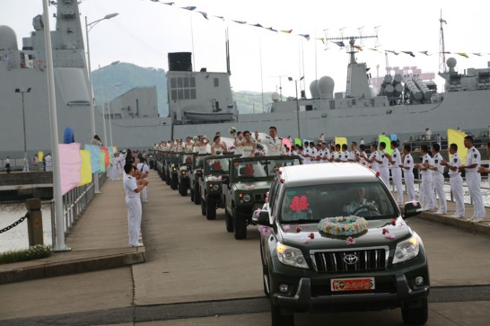 近日東海艦隊官兵集體婚禮備受關注，三屆集體婚禮有何不同