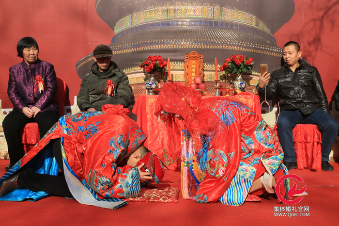 新郎父母未出席，哥哥嫂子用手機直播中式集體婚禮拜天地