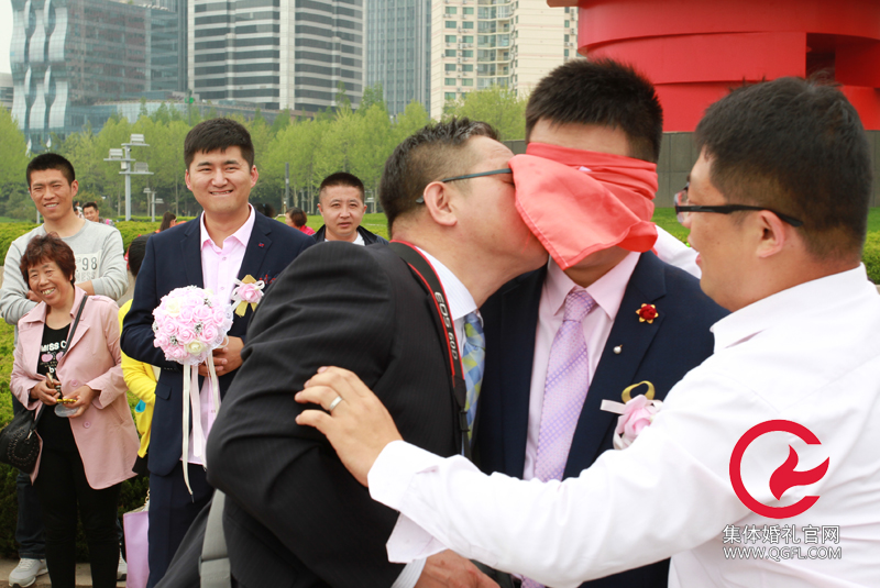 青島集體婚禮小游戲，新郎被父親的這個舉動感動的熱淚盈眶!
